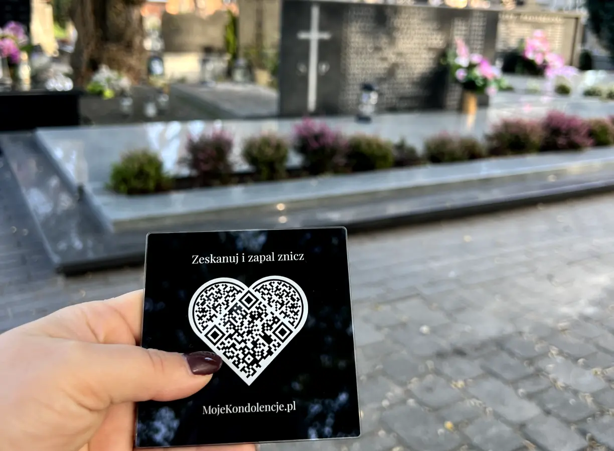 Skanowanie tabliczki QR na cmentarzu