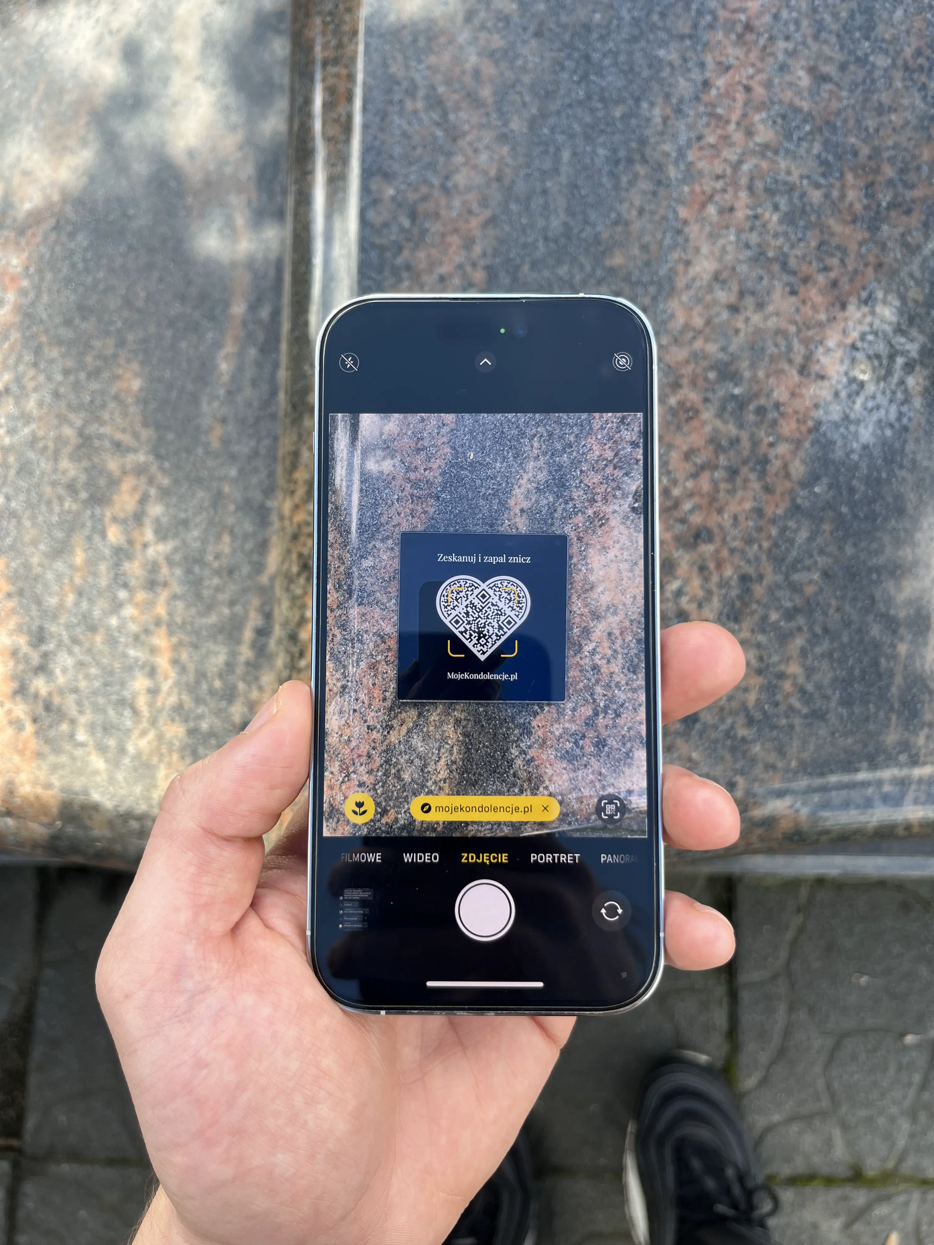 Skanowanie tabliczki QR na cmentarzu