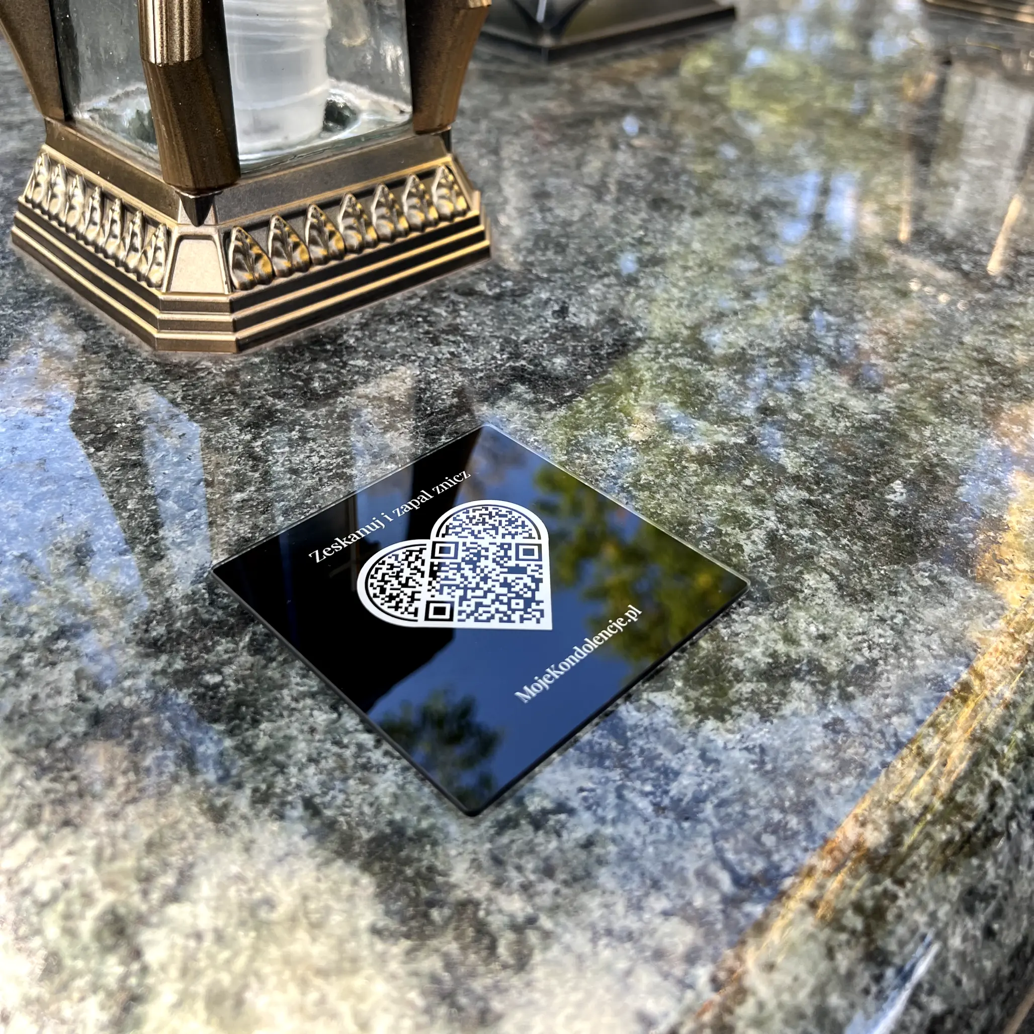 Tabliczka z kodem QR przy zniczu