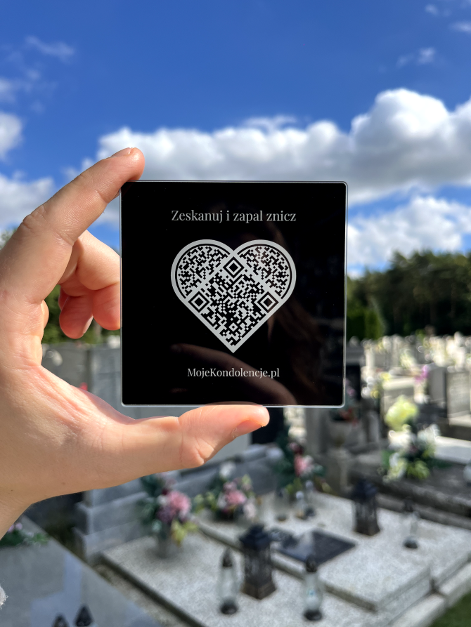 Tabliczka QR na pomniku