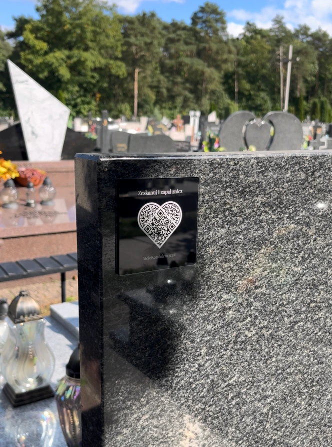 Kod Qr przyklejony na pomniku